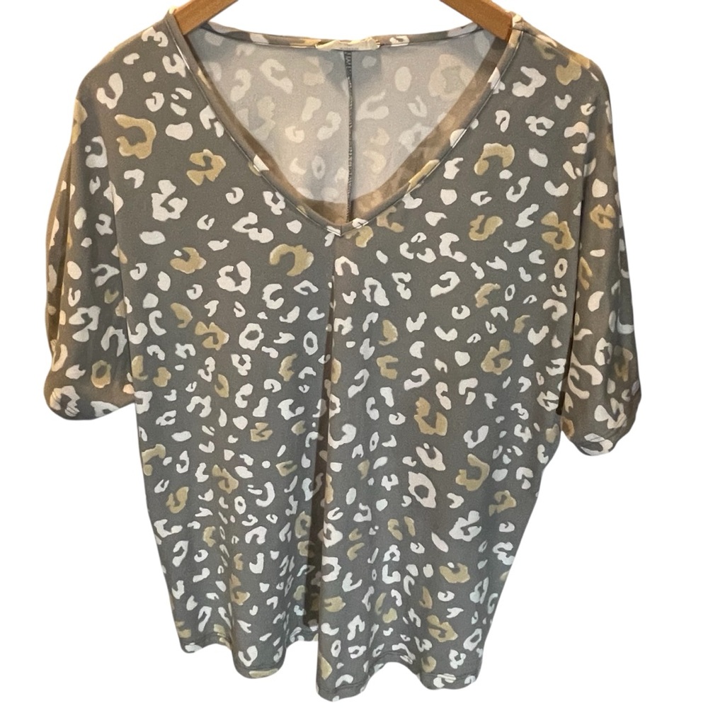 Entro Gray and Cream Animal Print V-Neck Short Sleeved Top Size L